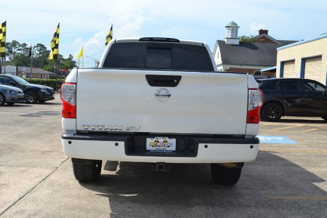 2017 Nissan TITAN SV 562554