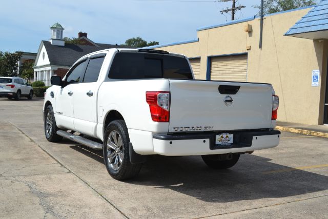 2017 Nissan TITAN SV 562554