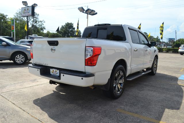 2017 Nissan TITAN SV 562554