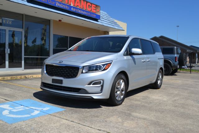 2021 Kia Sedona LX's photo